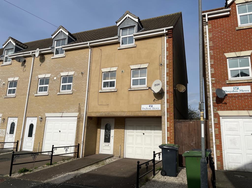 Lot: 52 - THREE-STOREY TOWNHOUSE FOR INVESTMENT - Freehold Tenanted houses paying ?850 per calendar month